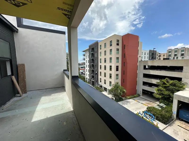 Condo located in Tampa, FL showcasing its design and architecture (Image 7).