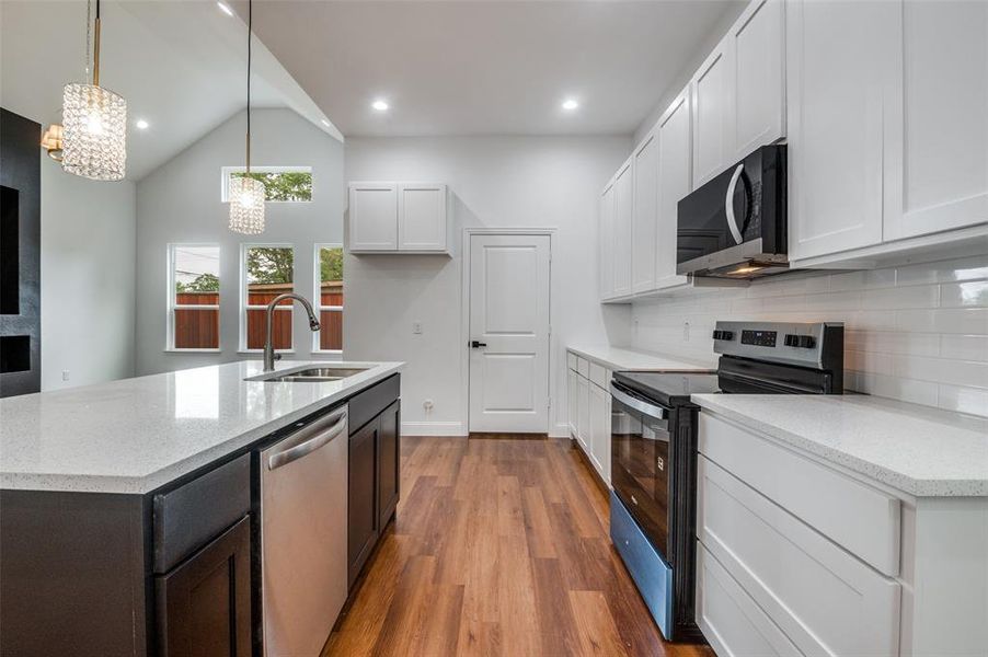 Furnished interior view inside a new home in , Waxahachie (Image 7).