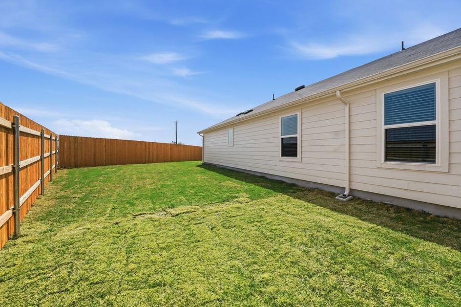Exterior details and patio area of a home in Longview, Del Valle (Image 16).