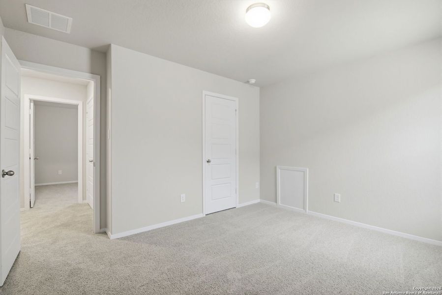 Spacious, unfurnished interior of a new home in Hunters Ranch, San Antonio (Image 38).
