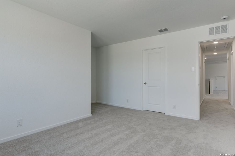 Spacious, unfurnished interior of a new home in Hennersby Hollow, San Antonio (Image 24).