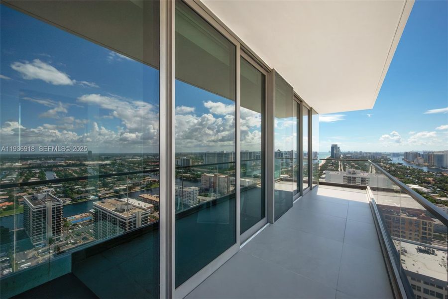 Condo located in Hallandale Beach, FL showcasing its design and architecture (Image 21).