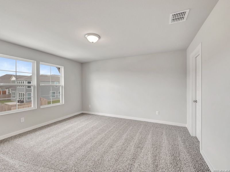 Spacious, unfurnished interior of a new home in Fairway Crossing, San Antonio (Image 10).