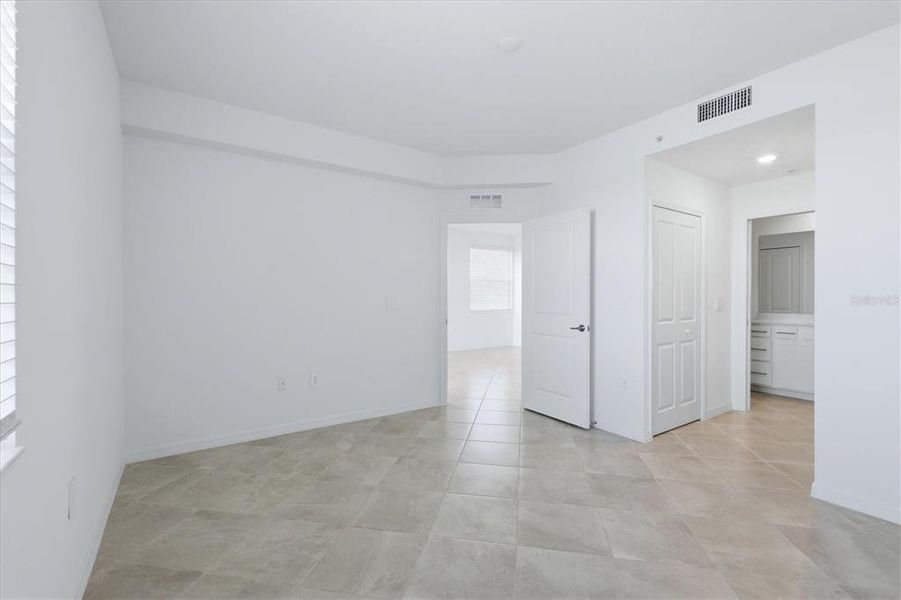 Spacious, unfurnished interior of a new home in , Bradenton (Image 26).