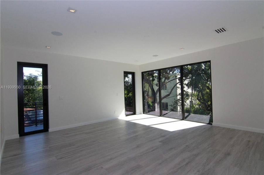 Spacious, unfurnished interior of a new home in , Miami (Image 19).