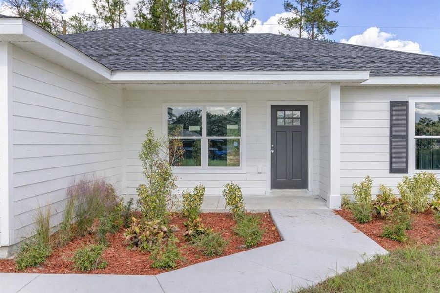 Exterior details and patio area of a home in , Dunnellon (Image 3).