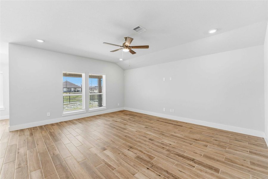 Spacious, unfurnished interior of a new home in Laurel Landing, Alvin (Image 15).