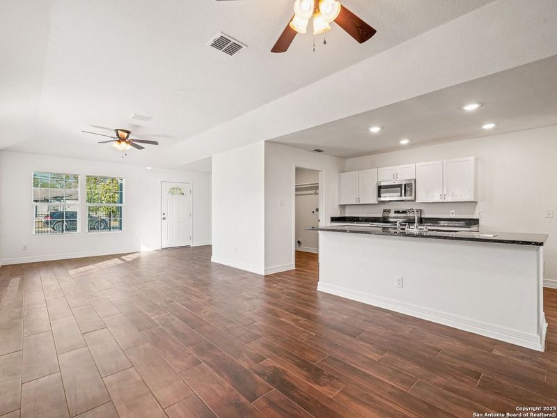 Spacious, unfurnished interior of a new home in , San Antonio (Image 16).