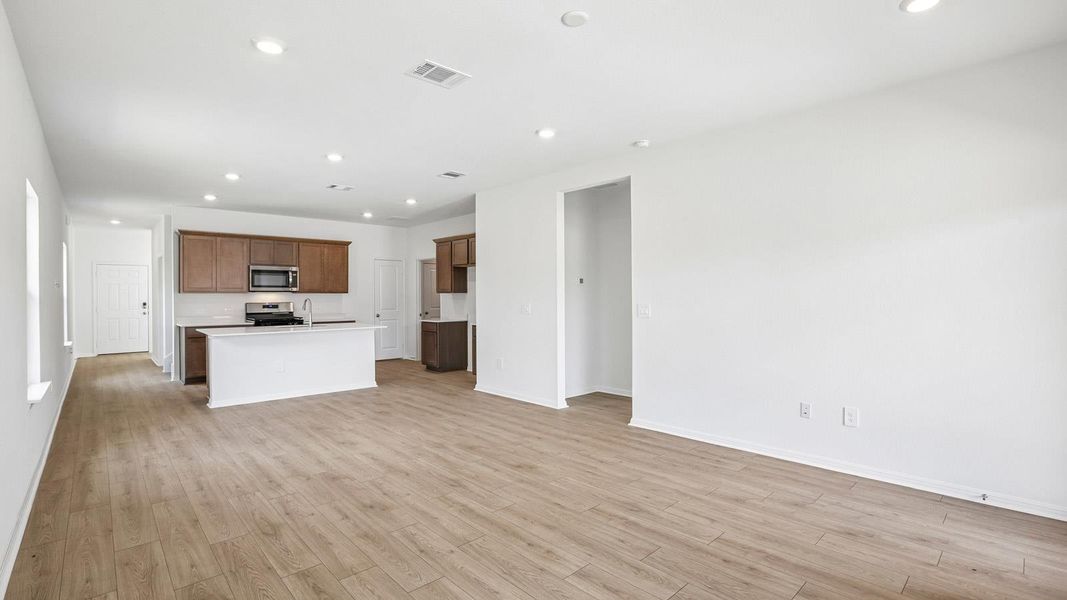 Spacious, unfurnished interior of a new home in Bar W Ranch, Leander (Image 18).