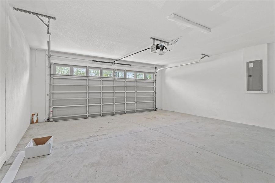 Spacious, unfurnished interior of a new home in , Ocala (Image 25).
