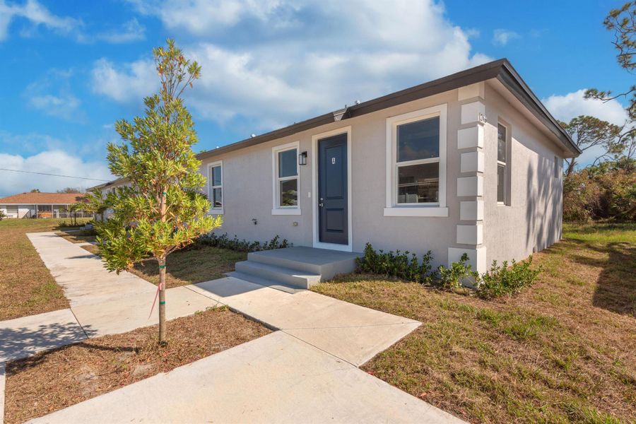 Exterior details and patio area of a home in , Rotonda West (Image 4).