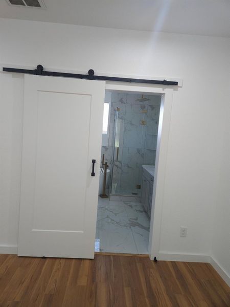 Spacious, unfurnished interior of a new home in , Baytown (Image 24).