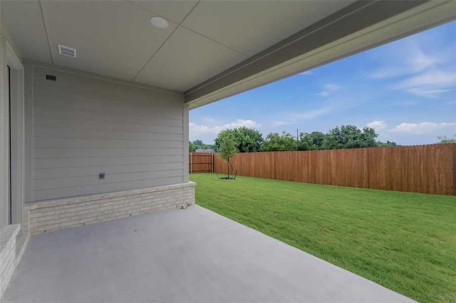Covered patio with a concrete surface
