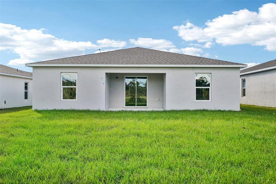 Exterior details and patio area of a home in West Oak, Ocala (Image 5).