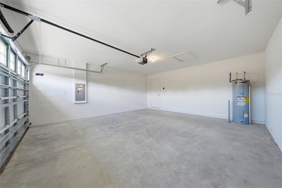 Spacious, unfurnished interior of a new home in Gum Lake Preserve, Lake Alfred (Image 24).