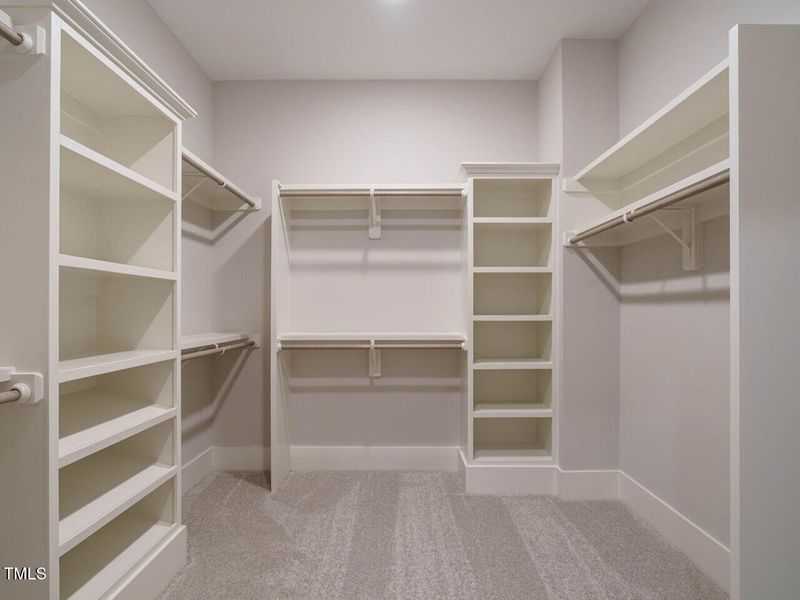 030-1280x960-closet