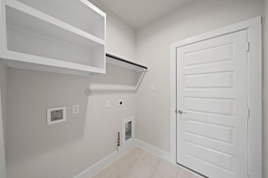 Spacious, unfurnished interior of a new home in Barton Creek Ranch, Conroe (Image 13).