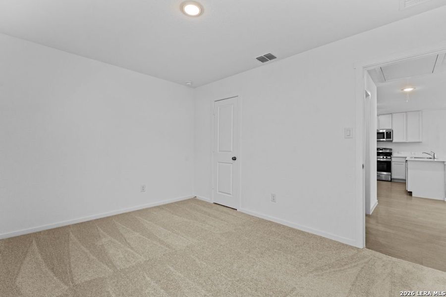 Spacious, unfurnished interior of a new home in Friendship Oaks, Fredericksburg (Image 14).