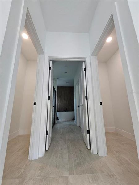 Spacious, unfurnished interior of a new home in , Ocala (Image 19).