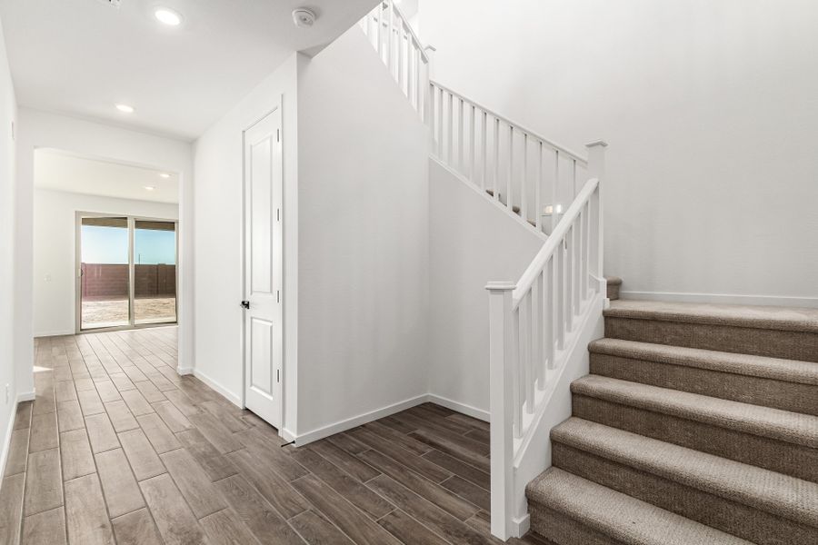Spacious, unfurnished interior of a new home in Bella Vista Farms, San Tan Valley (Image 5).