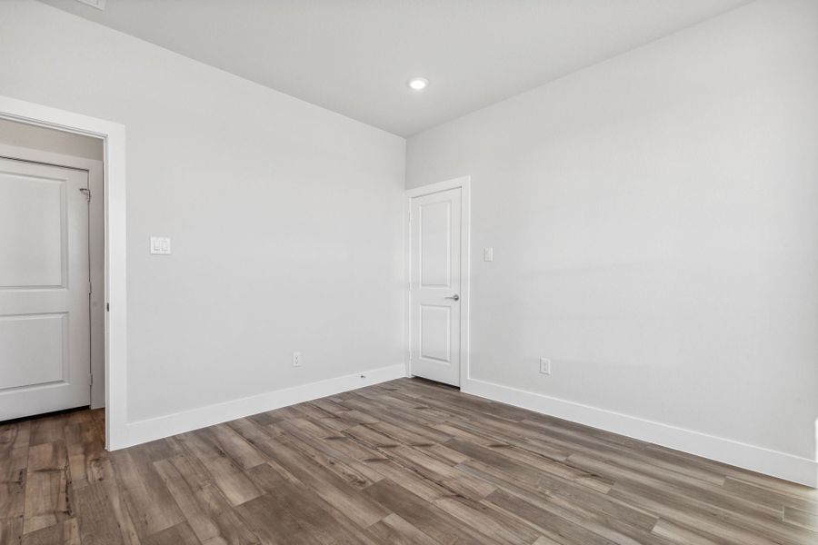 Spacious, unfurnished interior of a new home in Dove Hollow, Waxahachie (Image 18).