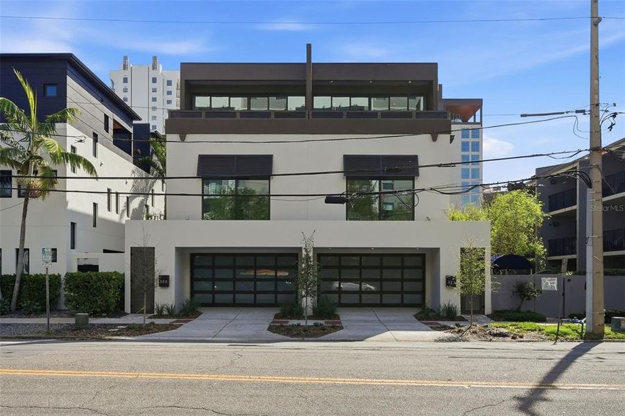 Condo located in St. Petersburg, FL showcasing its design and architecture (Image 5).