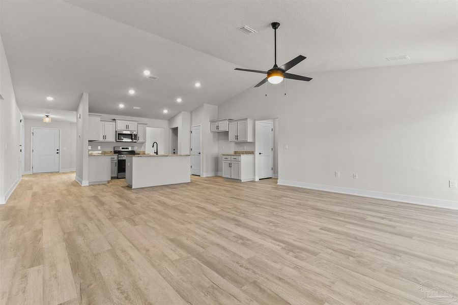Spacious, unfurnished interior of a new home in Pecan Valley, Pensacola (Image 11).
