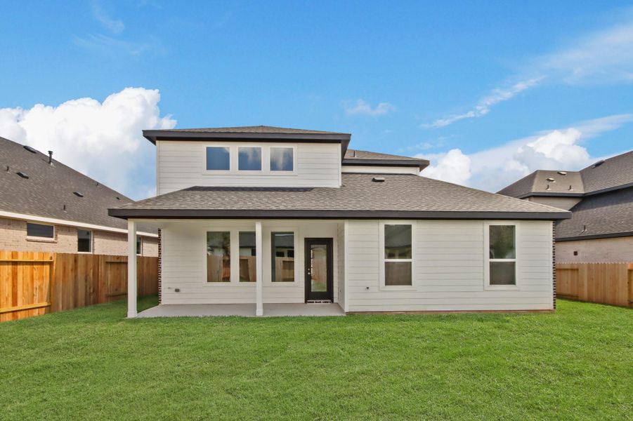 Exterior details and patio area of a home in Silverthorne, Conroe (Image 14).