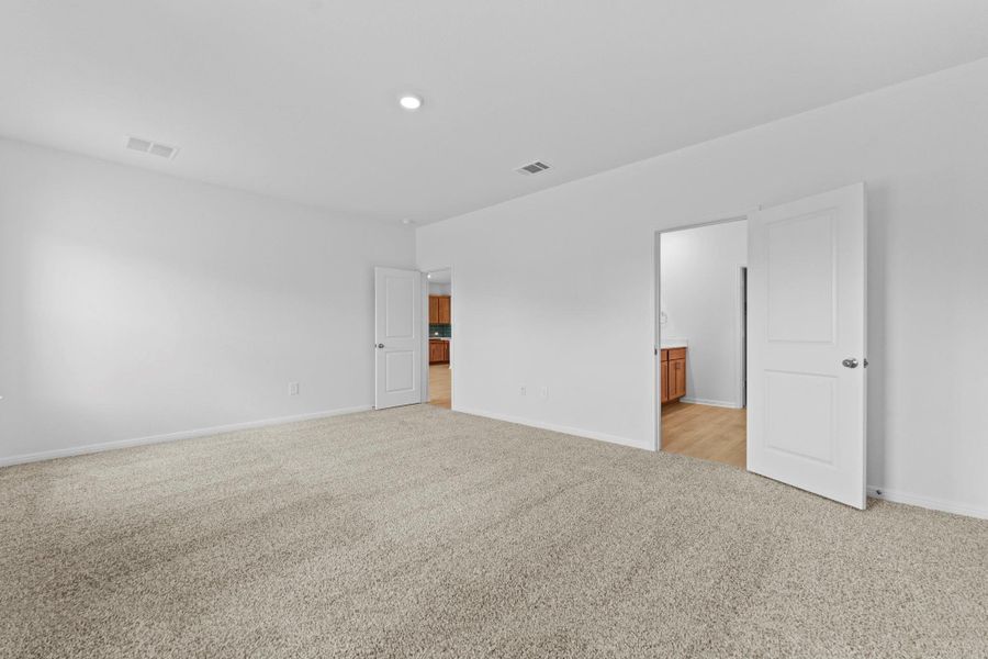Spacious, unfurnished interior of a new home in Bar W Ranch, Leander (Image 37).