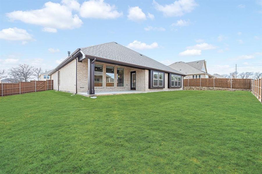 Exterior details and patio area of a home in Rockwood, Mansfield (Image 28).