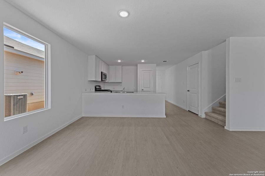 Spacious, unfurnished interior of a new home in Lodi Grove, Floresville (Image 18).