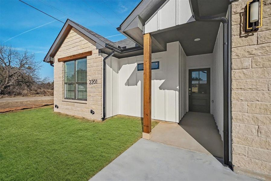 Exterior details and patio area of a home in , Granbury (Image 4).