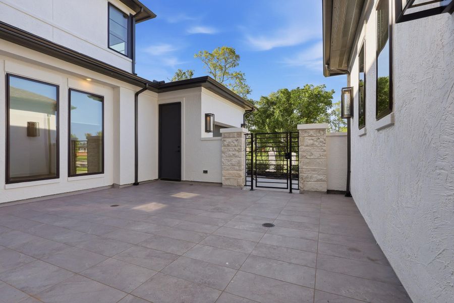 Exterior details and patio area of a home in Sienna, Missouri City (Image 3).