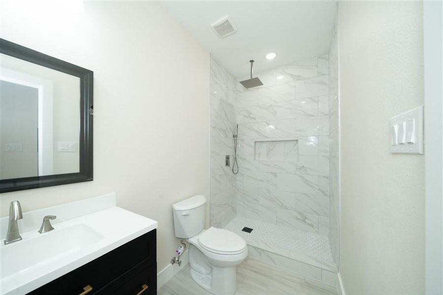 Furnished interior view inside a new home in , Dallas (Image 13).