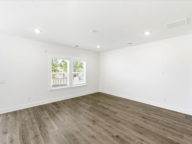 Spacious, unfurnished interior of a new home in The Coves at Lakes of Cane Bay II, Summerville (Image 26).
