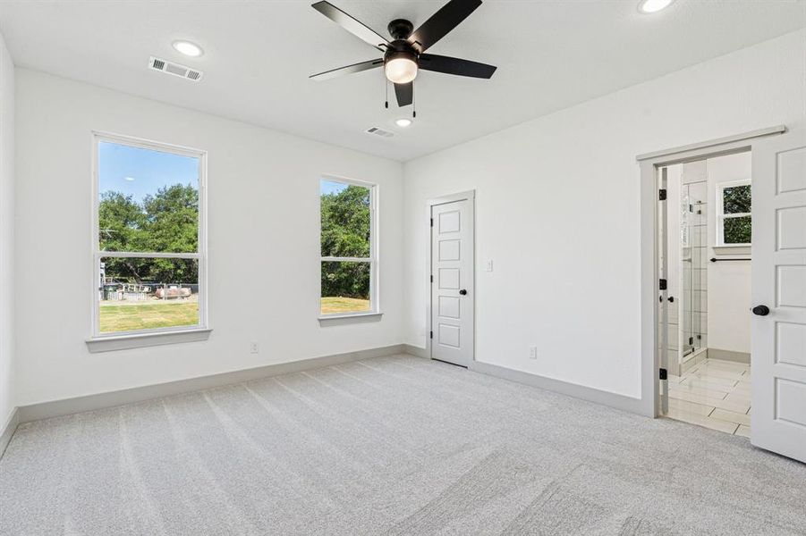 Spacious, unfurnished interior of a new home in , Granbury (Image 28).