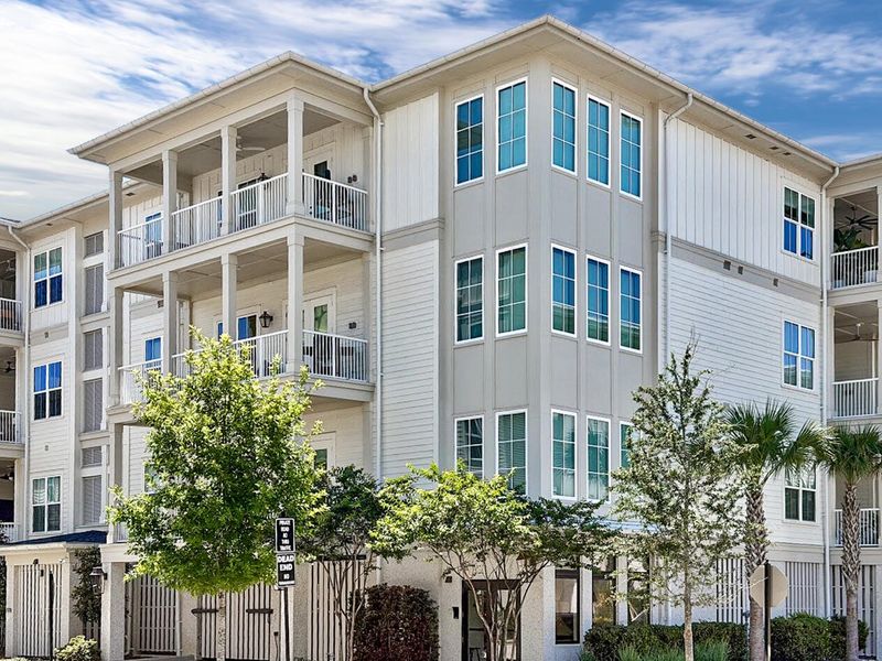 Condo located in Charleston, SC showcasing its design and architecture (Image 37).