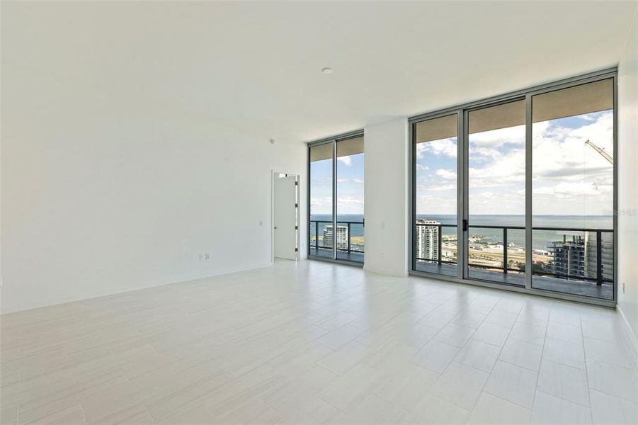 Spacious, unfurnished interior of a new home in , St. Petersburg (Image 27).