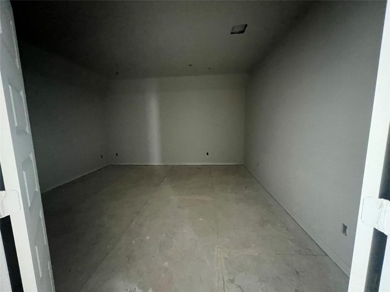 Empty room with concrete flooring