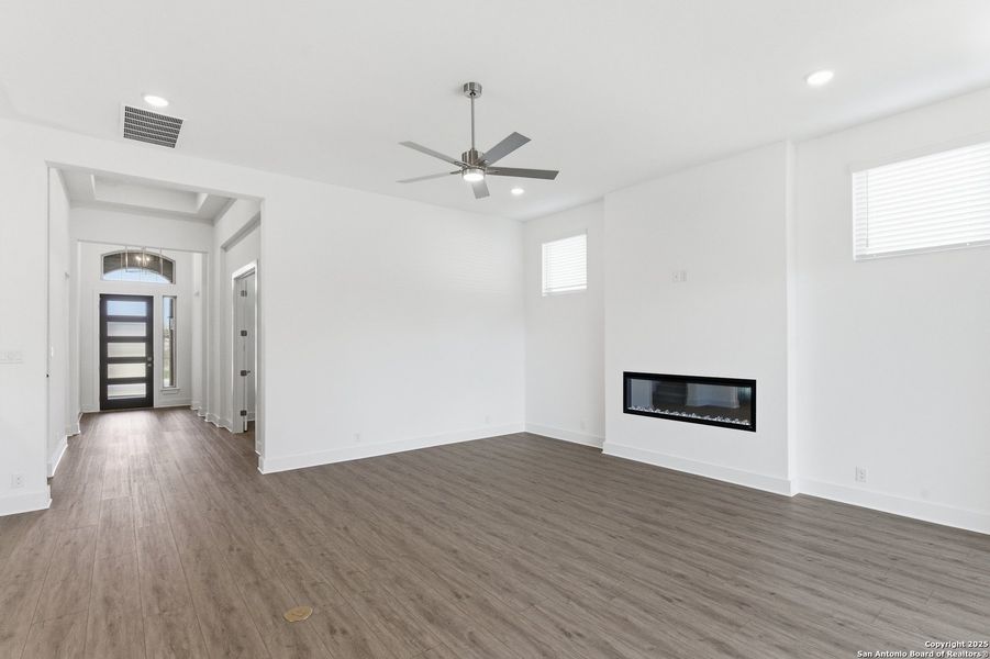 Spacious, unfurnished interior of a new home in Mesa Western, Cibolo (Image 31).