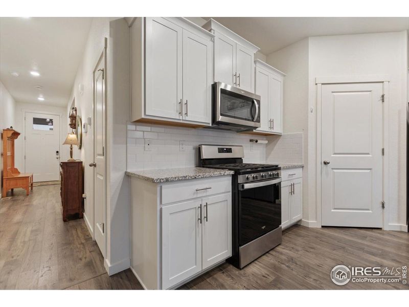 Gas Range and Walk-in Pantry