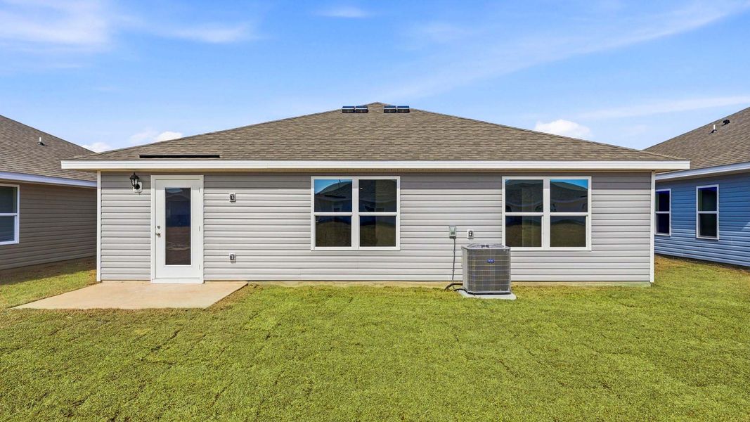 Exterior details and patio area of a home in Liberty, Panama City (Image 4).