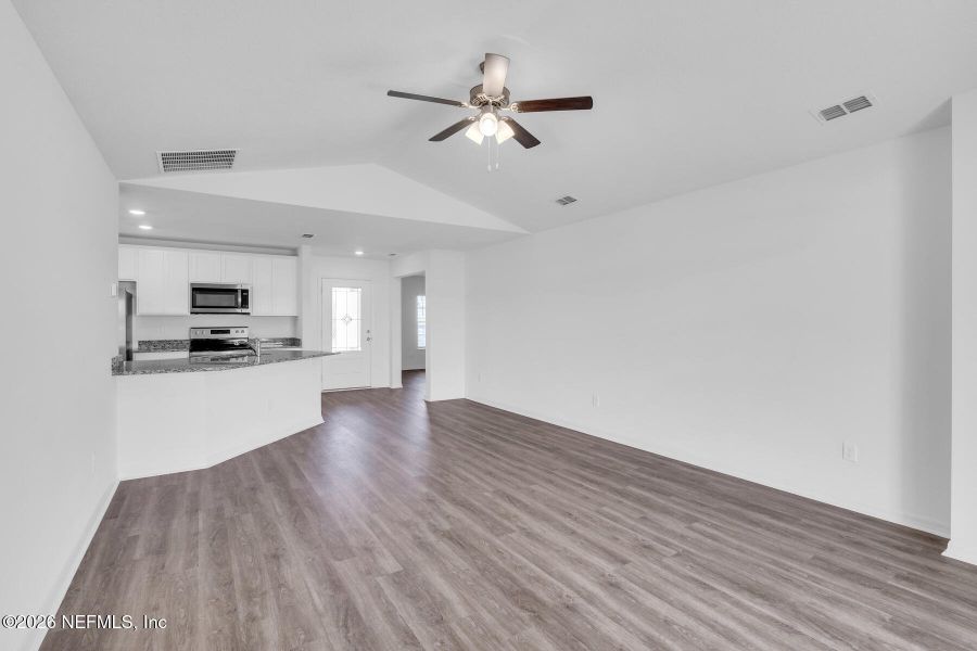 Spacious, unfurnished interior of a new home in Rolling Hills, Green Cove Springs (Image 14).