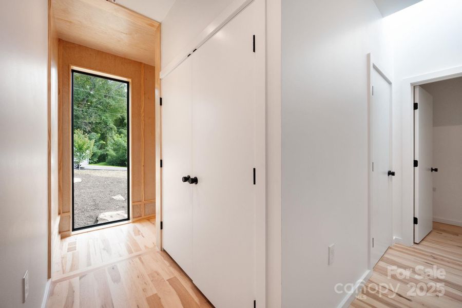 Large Windows * Laundry Closet on 2nd Floor Large Windows * Laundry Closet on 2nd Floor