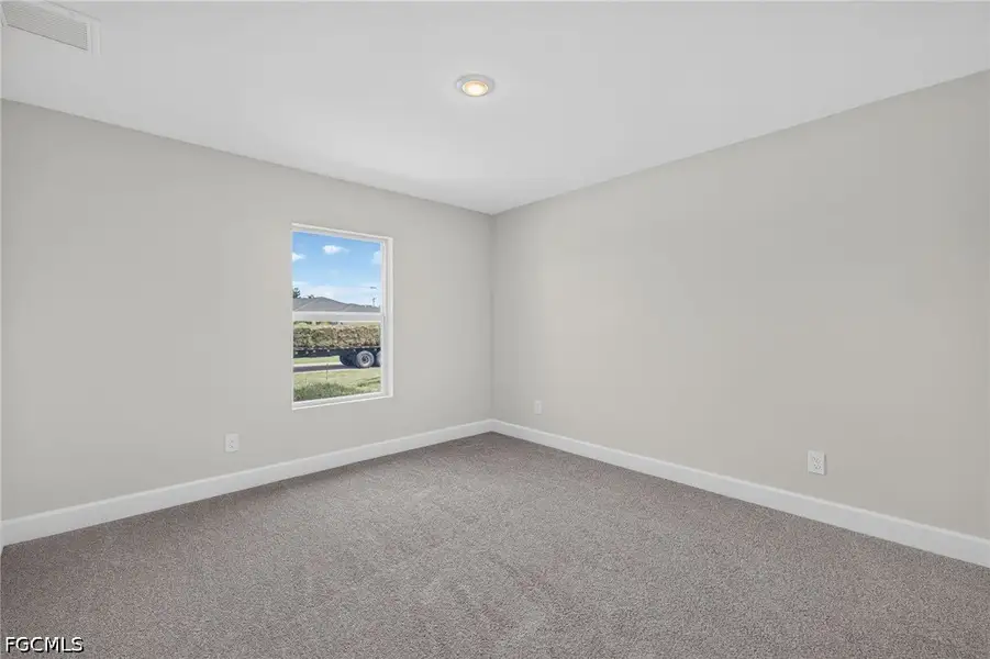 Spacious, unfurnished interior of a new home in Cape Coral, Cape Coral (Image 26).