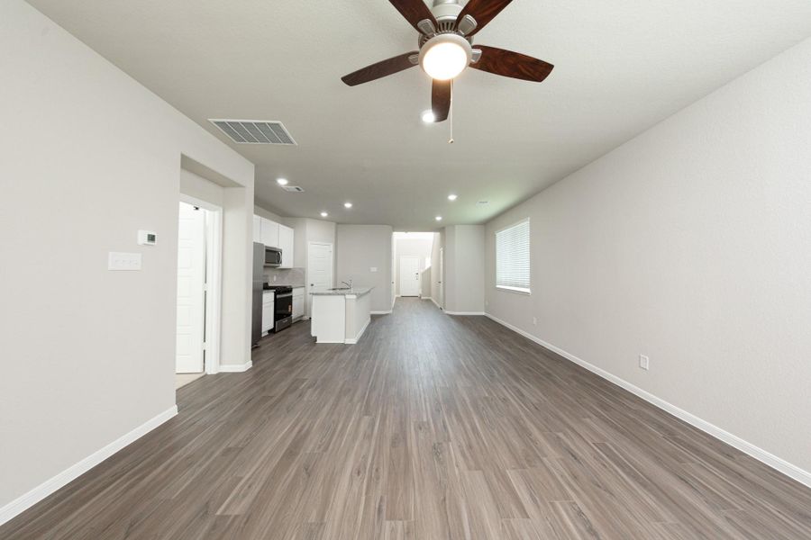 Spacious, unfurnished interior of a new home in Mackenzie Creek, Conroe (Image 19).