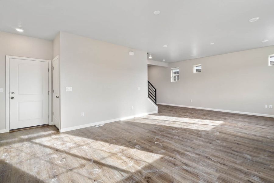 Spacious, unfurnished interior of a new home in Thompson River Ranch, Johnstown (Image 15).