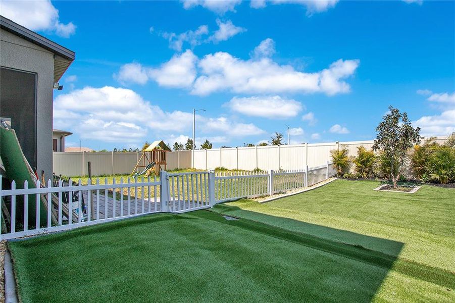 Brand New enclosed dog run W/artificial grass