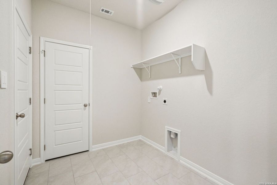 Spacious, unfurnished interior of a new home in Legendary Trails - Premier Series, Cibolo (Image 33).