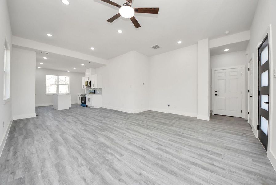 Spacious, unfurnished interior of a new home in , Conroe (Image 24).